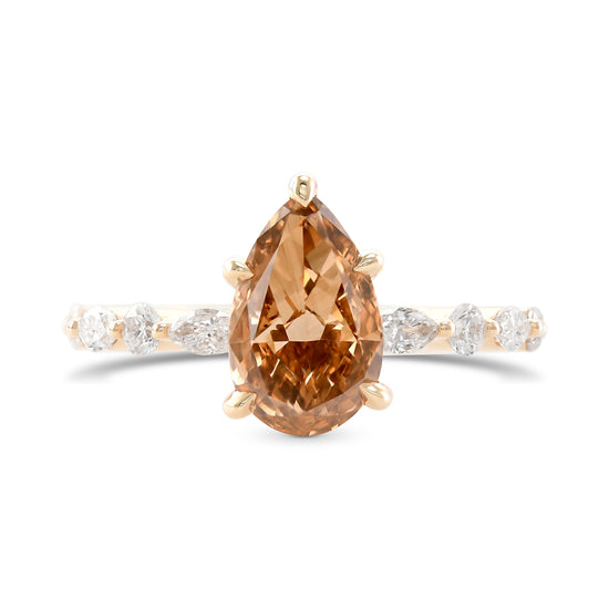 Anello con diamante Fancy Deep Brown a goccia e pietre laterali