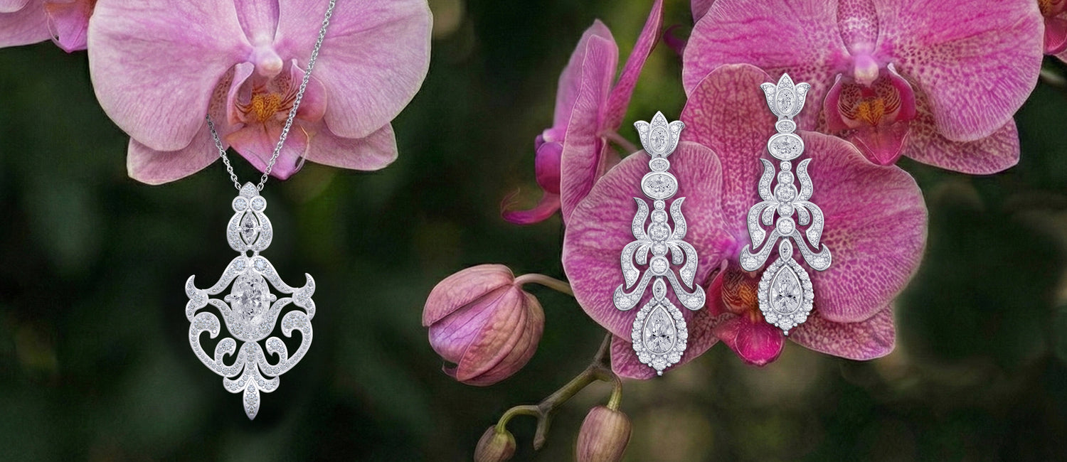 Silberohrringe an rosa Orchideen vor einem verschwommenen Blumenhintergrund