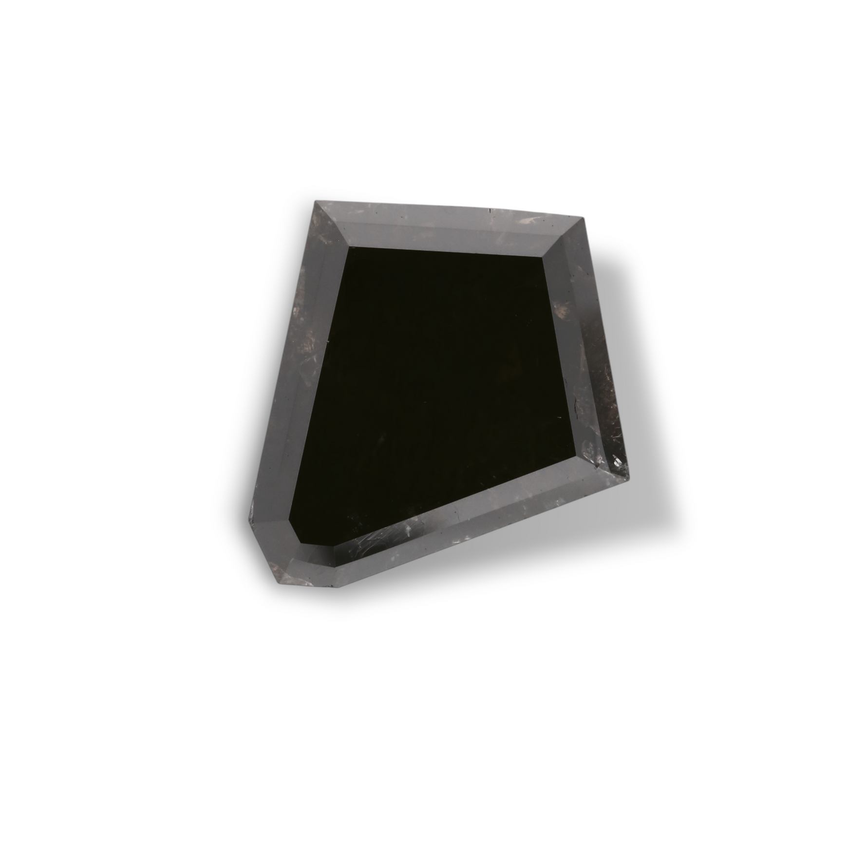 ماسة "بلاك كايت" بوزن 5.32 قيراط