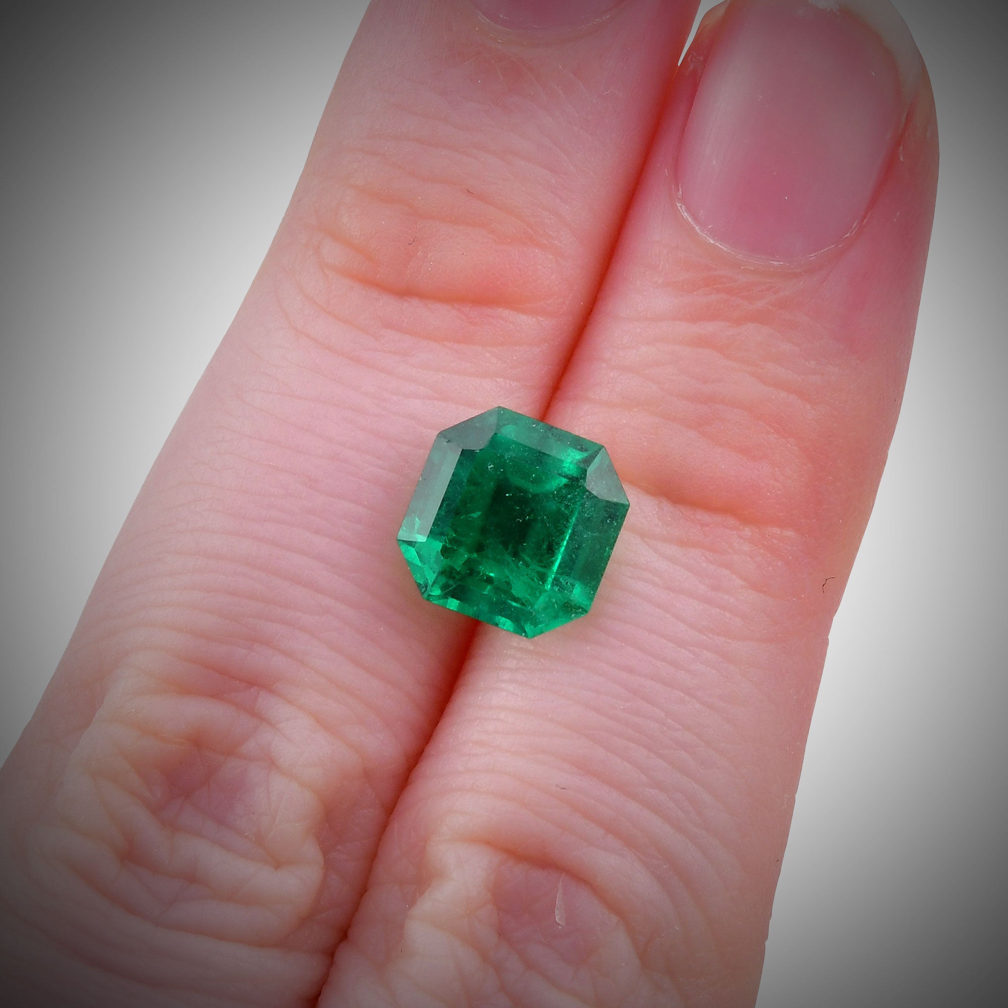 標本 French Guiana Esmeraldas coerulea 13mm 2.72 Carat Green COLOMBIAN Emerald Emerald GRS | LEIBISH