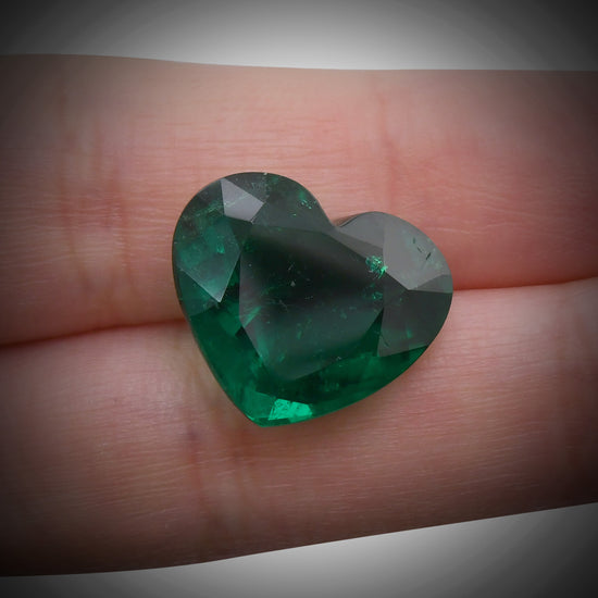 12,48 Karat Grüner KOLUMBIANISCHER Herz-Smaragd GÜBELIN