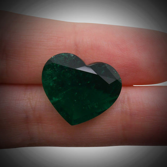 13,44 Karat Grüner KOLUMBIANISCHER Herz-Smaragd GUBELIN
