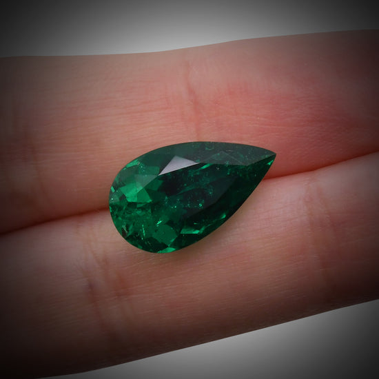 7,19 Karat grüner kolumbianischer birnenförmiger Smaragd GUBELIN