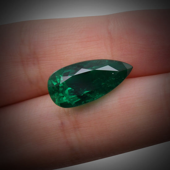 8,56 Karat Grüner kolumbianischer birnenförmiger Smaragd GUBELIN
