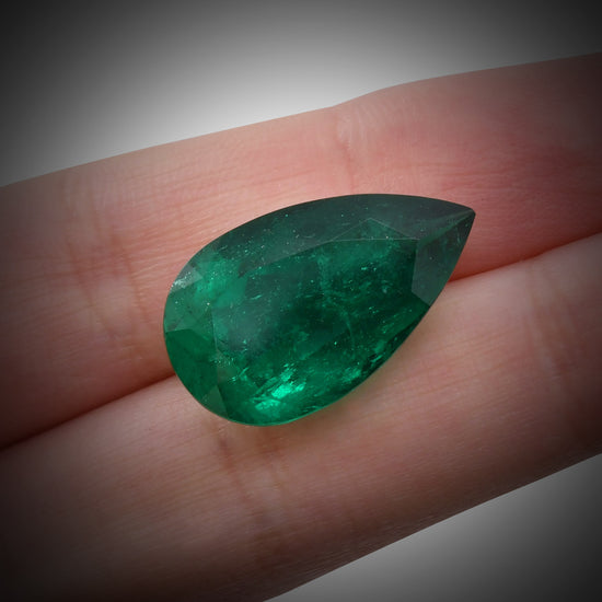 16.27 Karat grüner KOLUMBIANISCHER Birnen-Smaragd CD