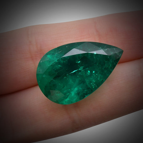 25.42 Karat grüner KOLUMBIANISCHER Tropfen-Smaragd GUBELIN