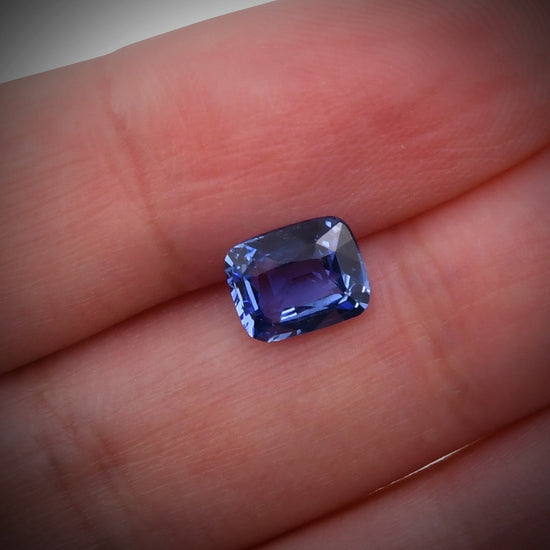 2,08 Karat blauer Kissensaphir