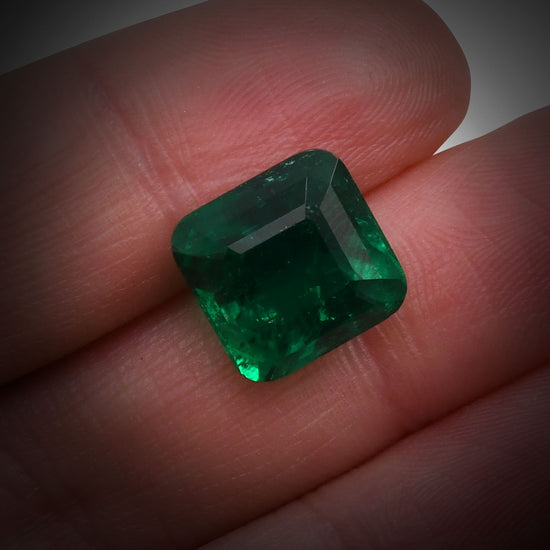 7,55 Karat Grüner KOLUMBIANISCHER Smaragd Smaragd GUBELIN