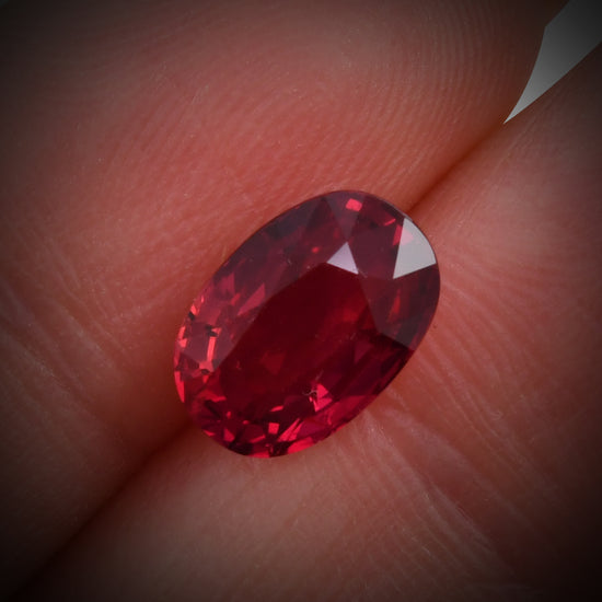 3.06 Karat Roter MOZAMBIK Ovaler Rubin AGL Unbehandelt