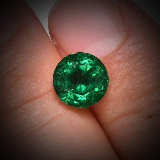 2,81 Karat grüner runder Smaragd