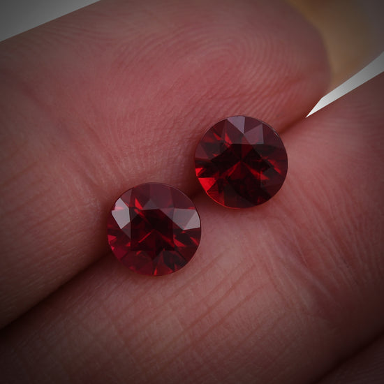 Rubino rotondo del Mozambico da 2,05 carati, colore rosso