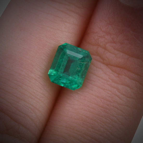 1.40 Carat Vivid Green COLOMBIAN Emerald Emerald CD and Muzo