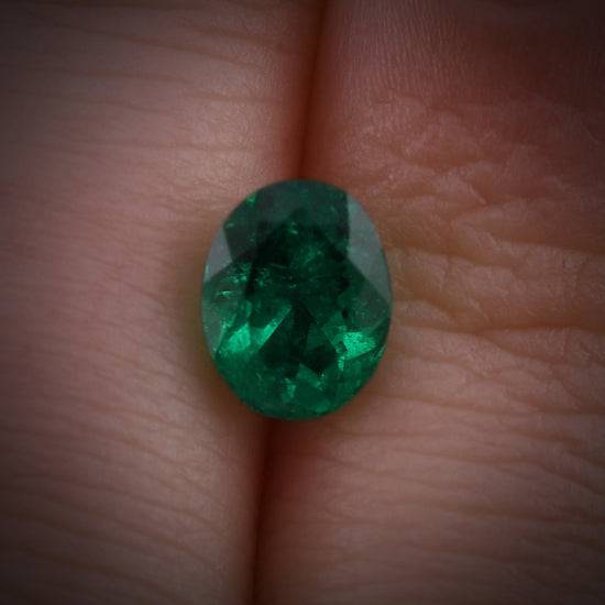 1,36 Karat grüner kolumbianischer ovaler Smaragd CD