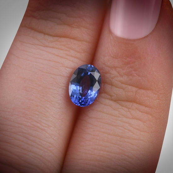 ياقوتة زرقاء سريلانكية بيضاوية الشكل وزنها 1.30 قيراط