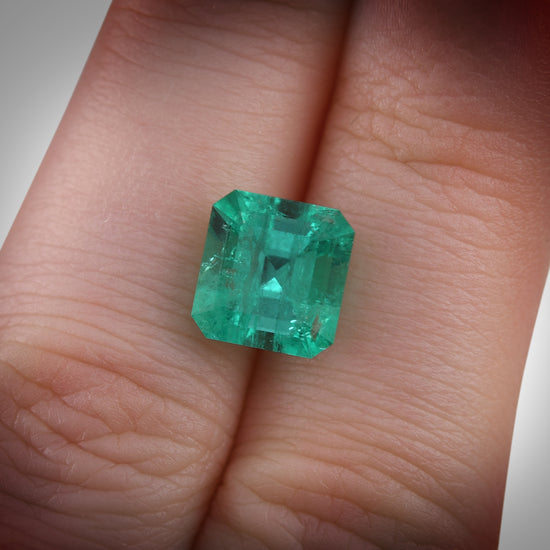 3.26 Carat Green COLOMBIAN Emerald Emerald CD